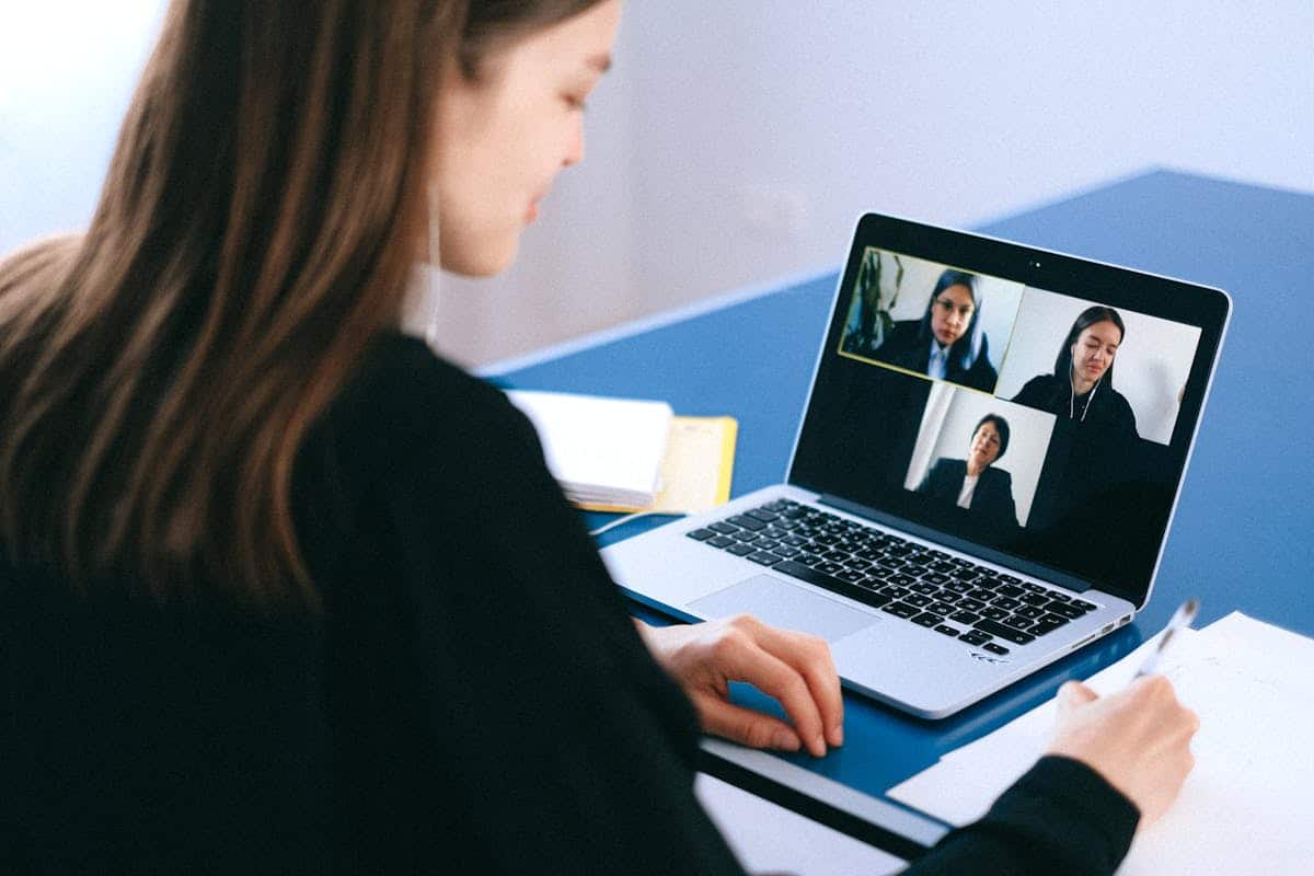 Konsultacja prawna online Poznań - laptop wideokonferencja